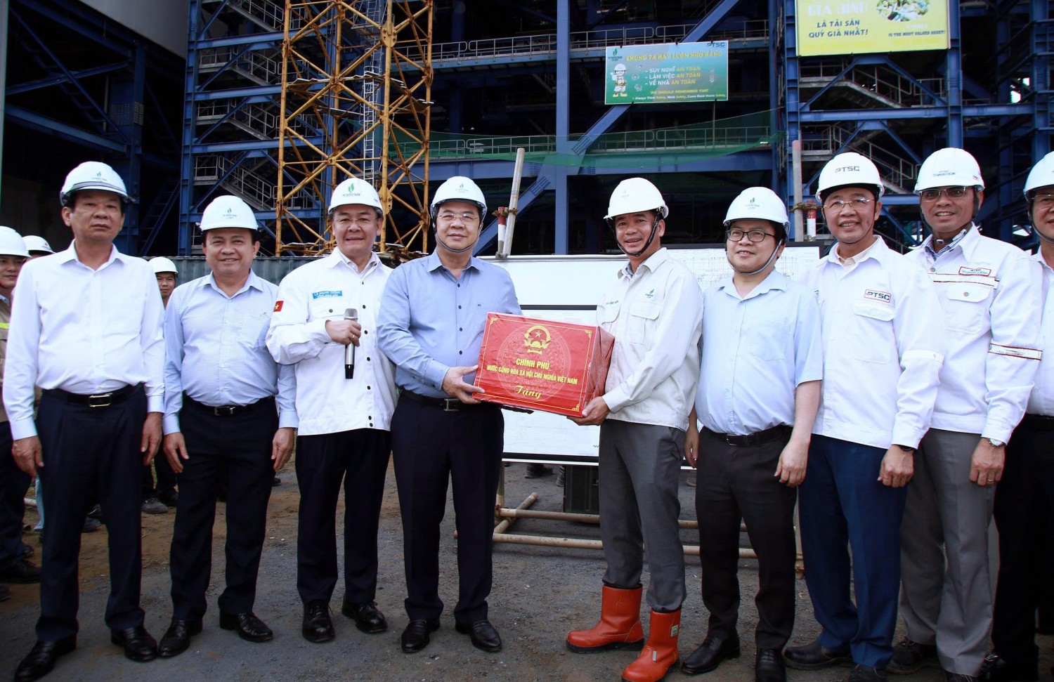 Phó Thủ tướng Thường trực Chính phủ Phạm Gia Túc tặng quà người lao động đang làm việc tại công trường Dự án NMNĐ Long Phú 1