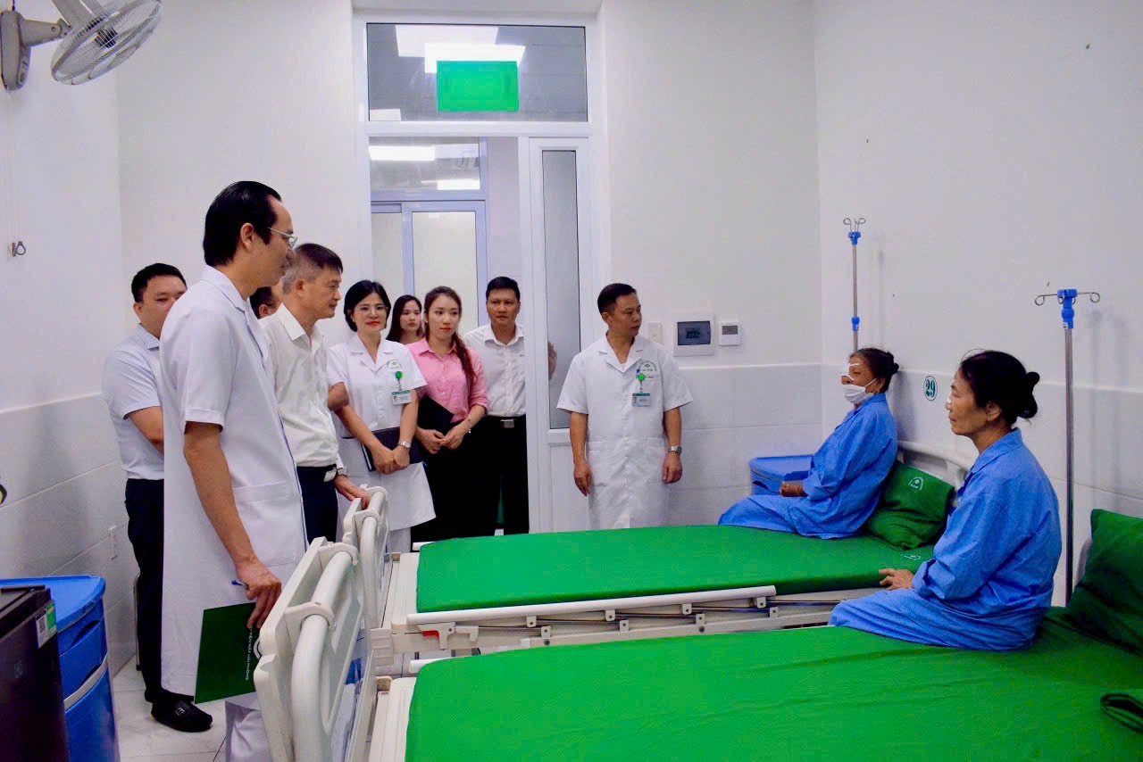 Lãnh đạo bệnh viện và KBB thăm hỏi, động viên, trao quà cho 3 bệnh nhân có hoàn cảnh khó khăn vừa thực hiện phẫu thuật thay thủy tinh thể.