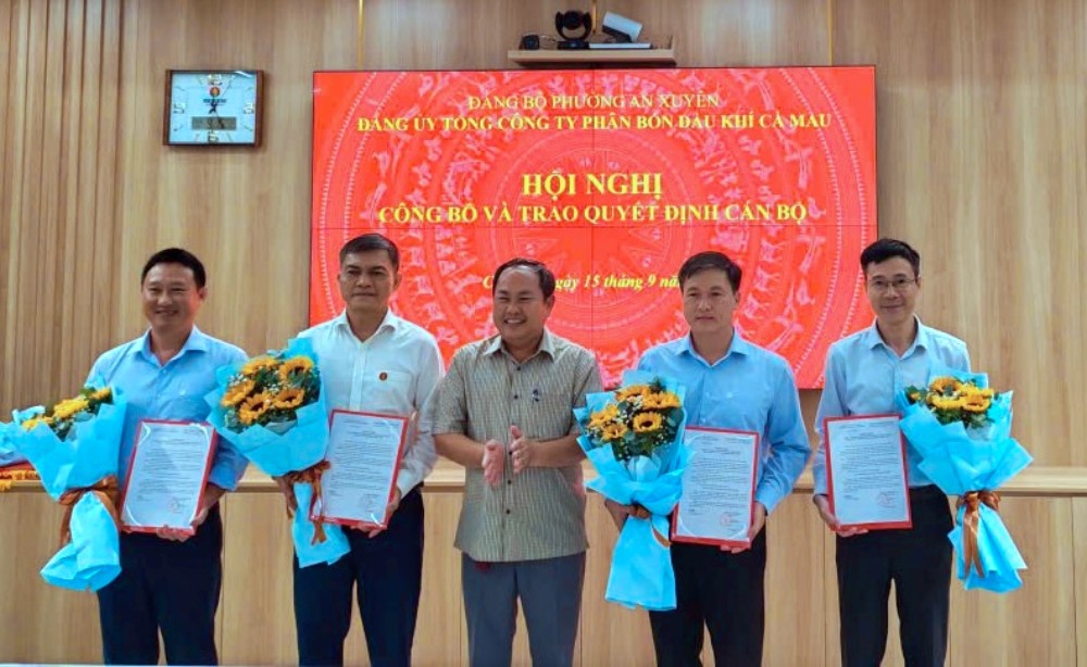 Đồng chí Võ Văn Đa - Phó Bí thư Thường trực Đảng ủy phường An Xuyên trao quyết định và chúc mừng các đồng chí vừa được chuẩn y chức danh.