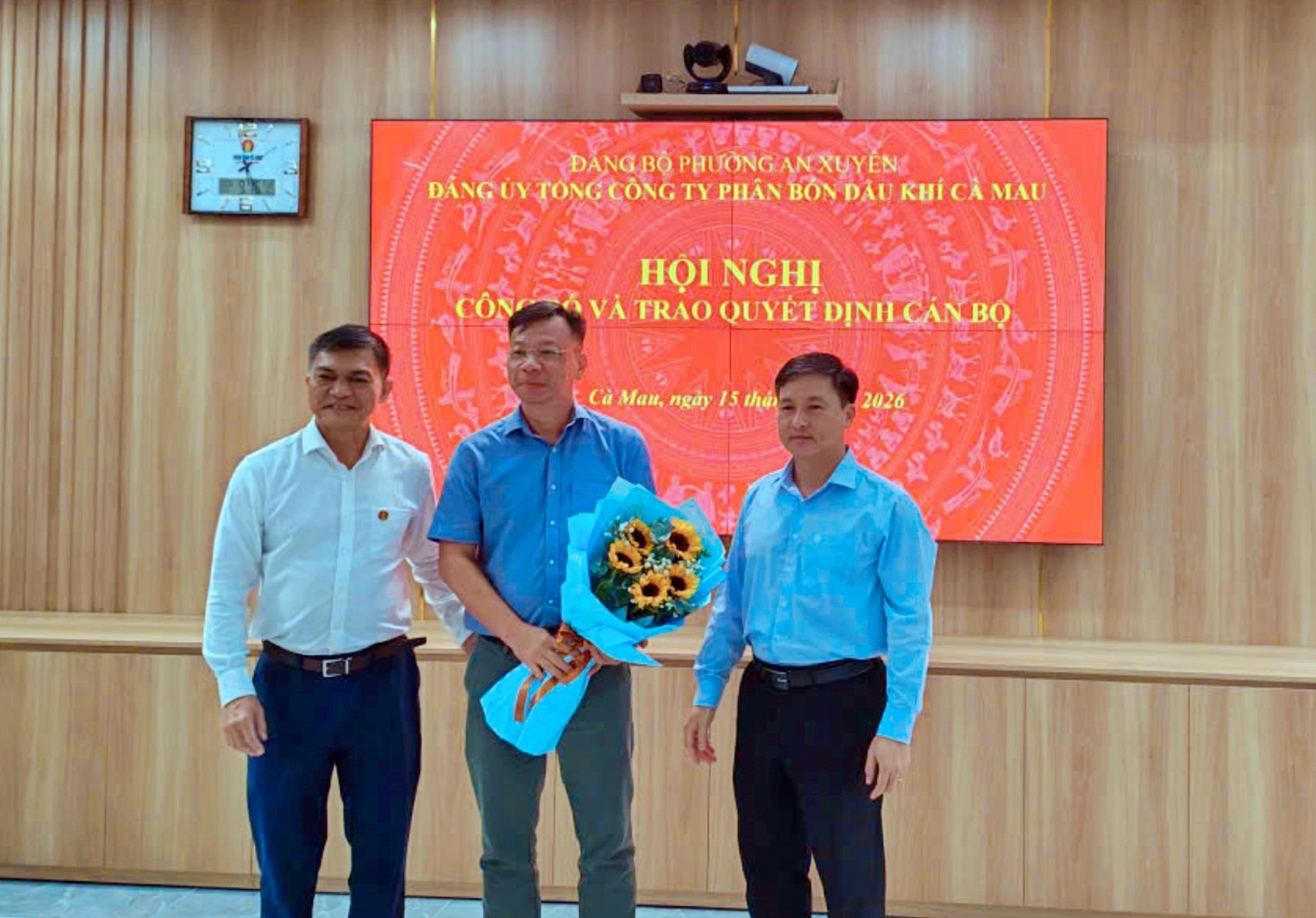 Lãnh đạo Đảng ủy PVCFC tri ân và chúc mừng đồng chí Nguyễn Tuấn Anh.