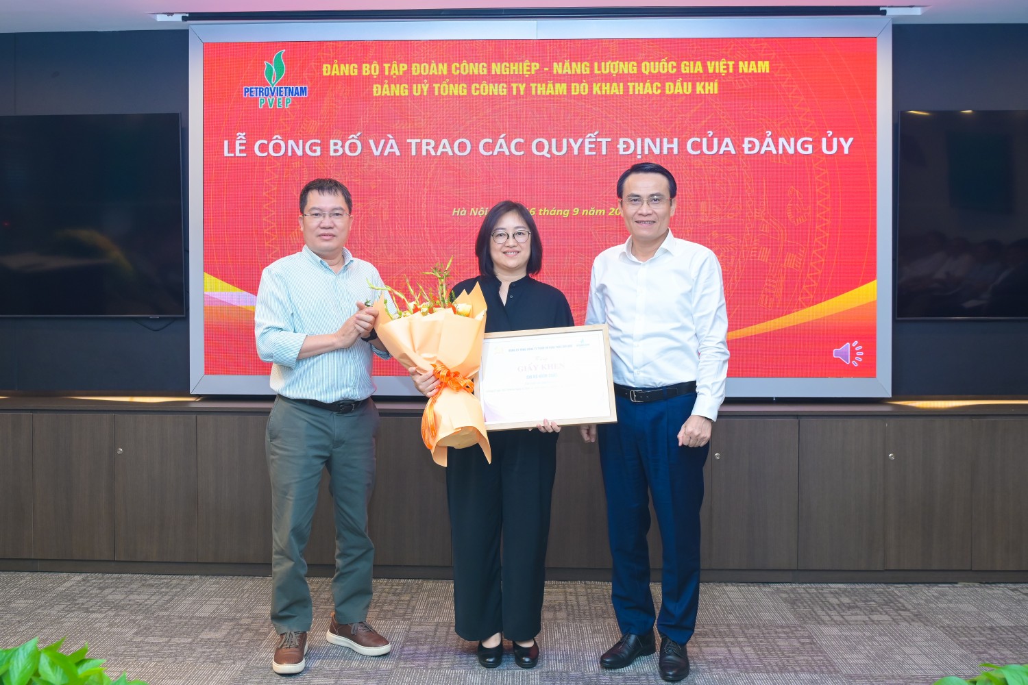 Lãnh đạo PVEP trao bằng khen và chúc mừng Chi bộ Kiểm soát đạt Giải C tại Cuộc thi chính luận về “Bảo vệ nền tảng tư tưởng của Đảng” lần thứ II, năm 2026.