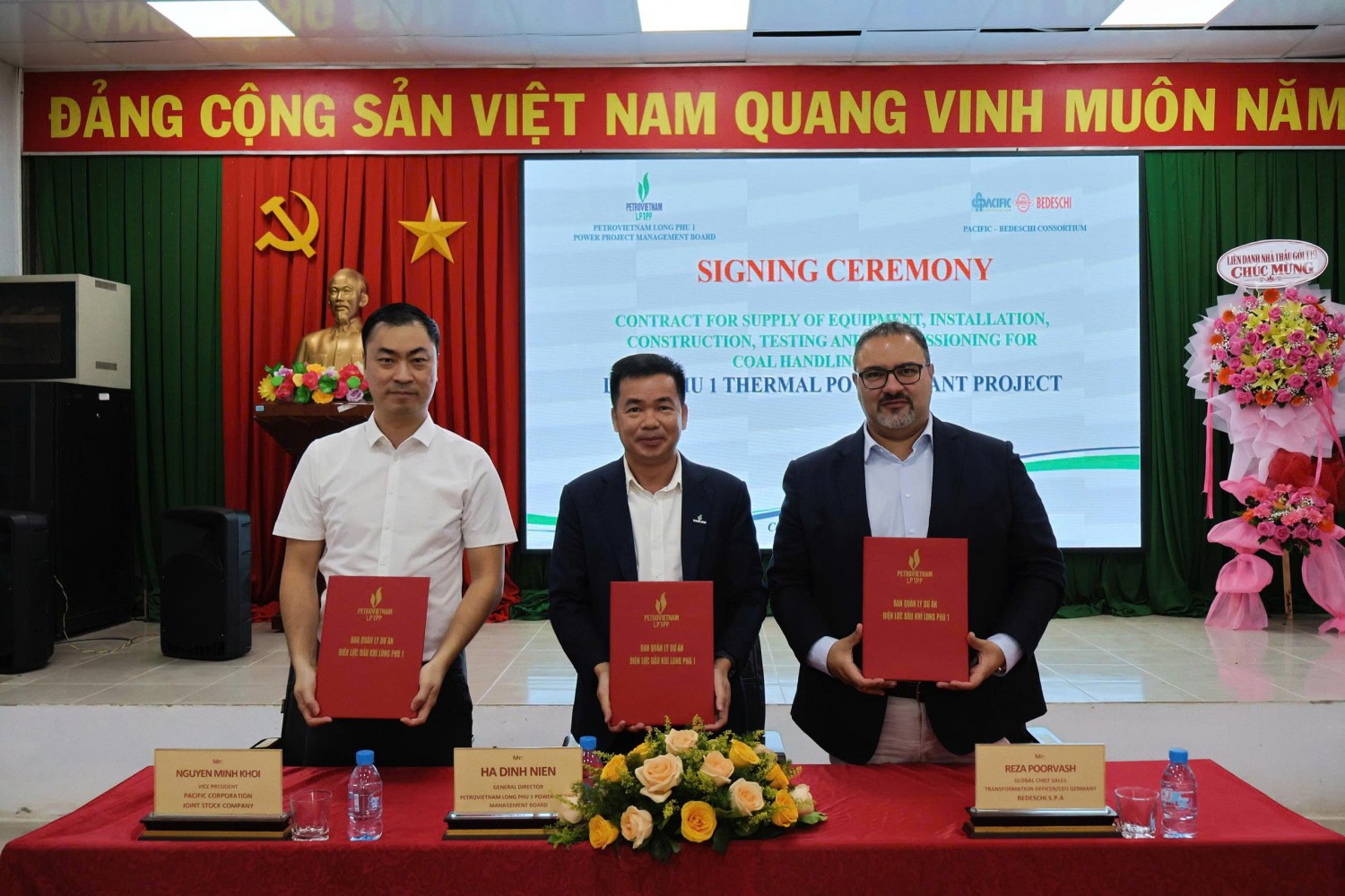 Ông Hà Đình Niên - Trưởng Ban QLDA Điện lực Dầu khí Long Phú 1 ký kết với Liên danh Công ty CP Tập đoàn Thái Bình Dương và Bedeschi S.p.A.