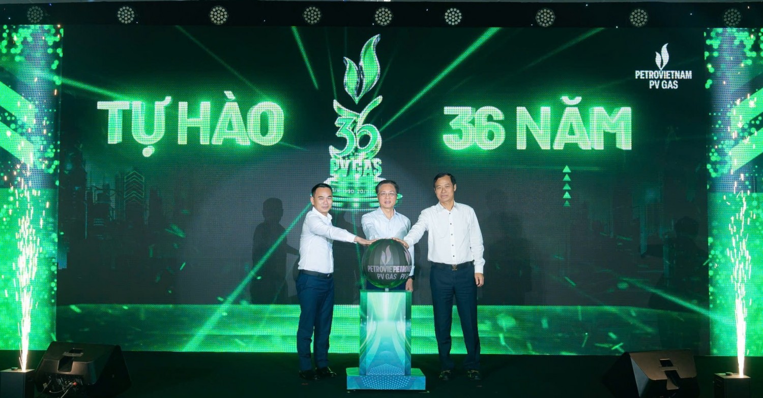 Bí thư Đảng ủy, Chủ tịch HĐQT Bùi Minh Tiến; Tổng Giám đốc Dương Trí Hội và Chủ tịch Công đoàn Trần Xuân Thành thực hiện nghi thức chúc mừng kỷ niệm 36 năm thành lập PV GAS.