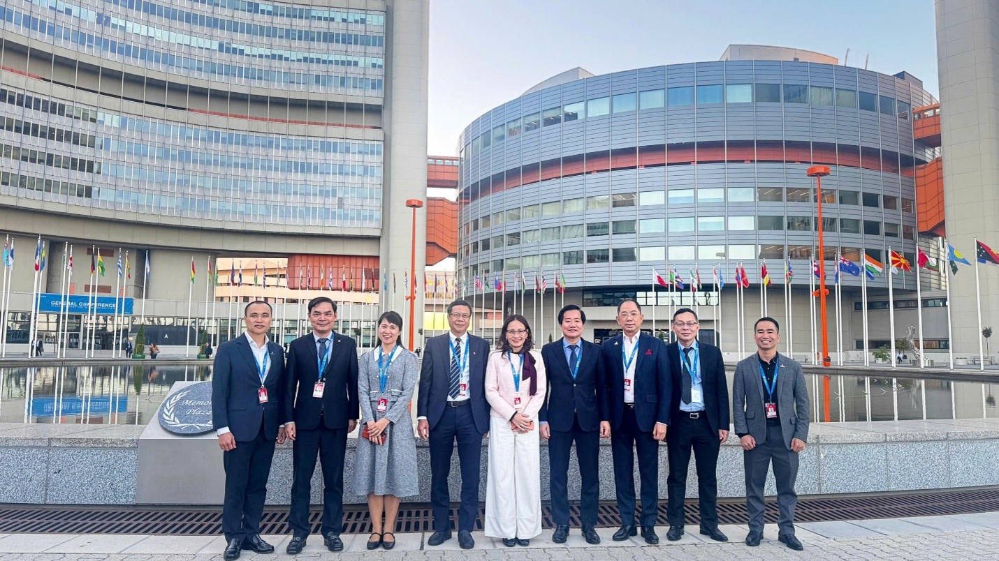 Đoàn đại biểu Việt Nam chụp ảnh lưu niệm tại trụ sở IAEA.