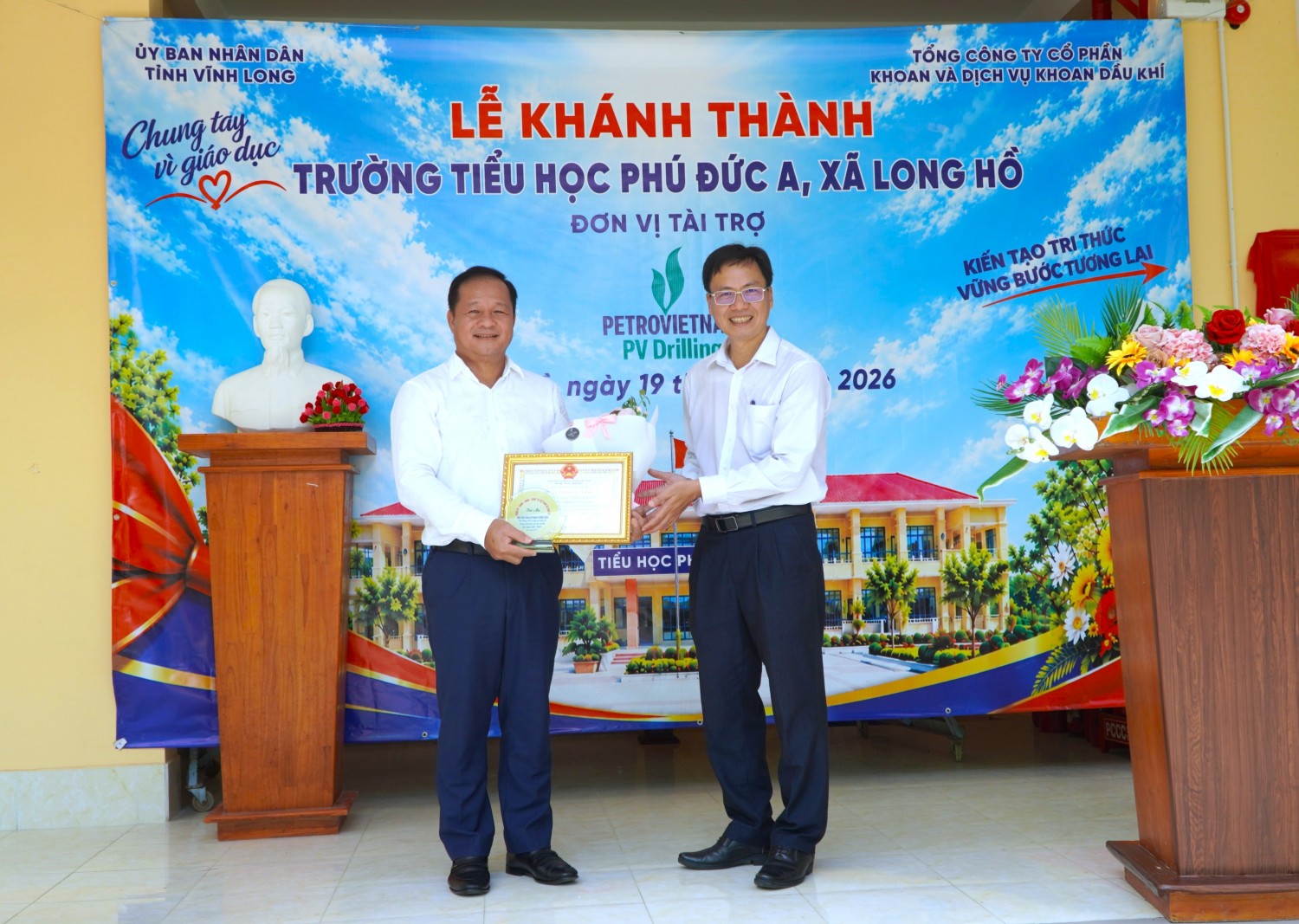 Đồng chí Trần Ngọc Bá Nhân thay mặt Ban Thường vụ Đảng ủy xã Long Hồ trao thư tri ân và quà lưu niệm đến đơn vị tài trợ - Tổng công ty PV Drilling.