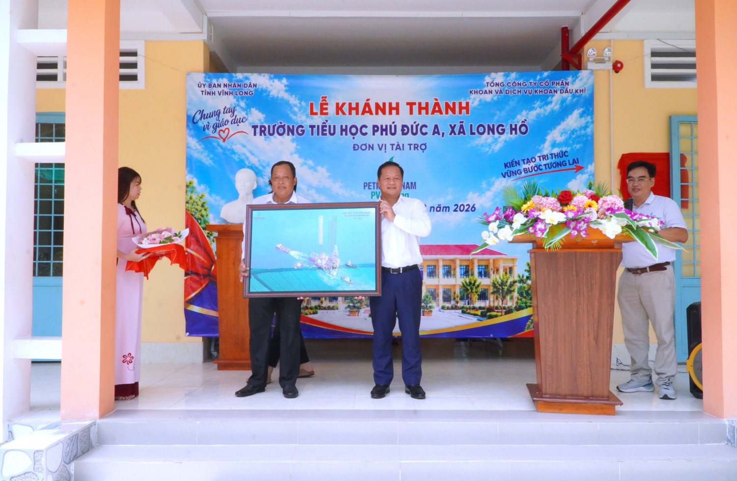 Chủ tịch HĐQT PV Drilling Mai Thế Toàn tặng bức tranh giàn khoan PV DRILLING VIII cho Trường Tiểu học Phú Đức A.