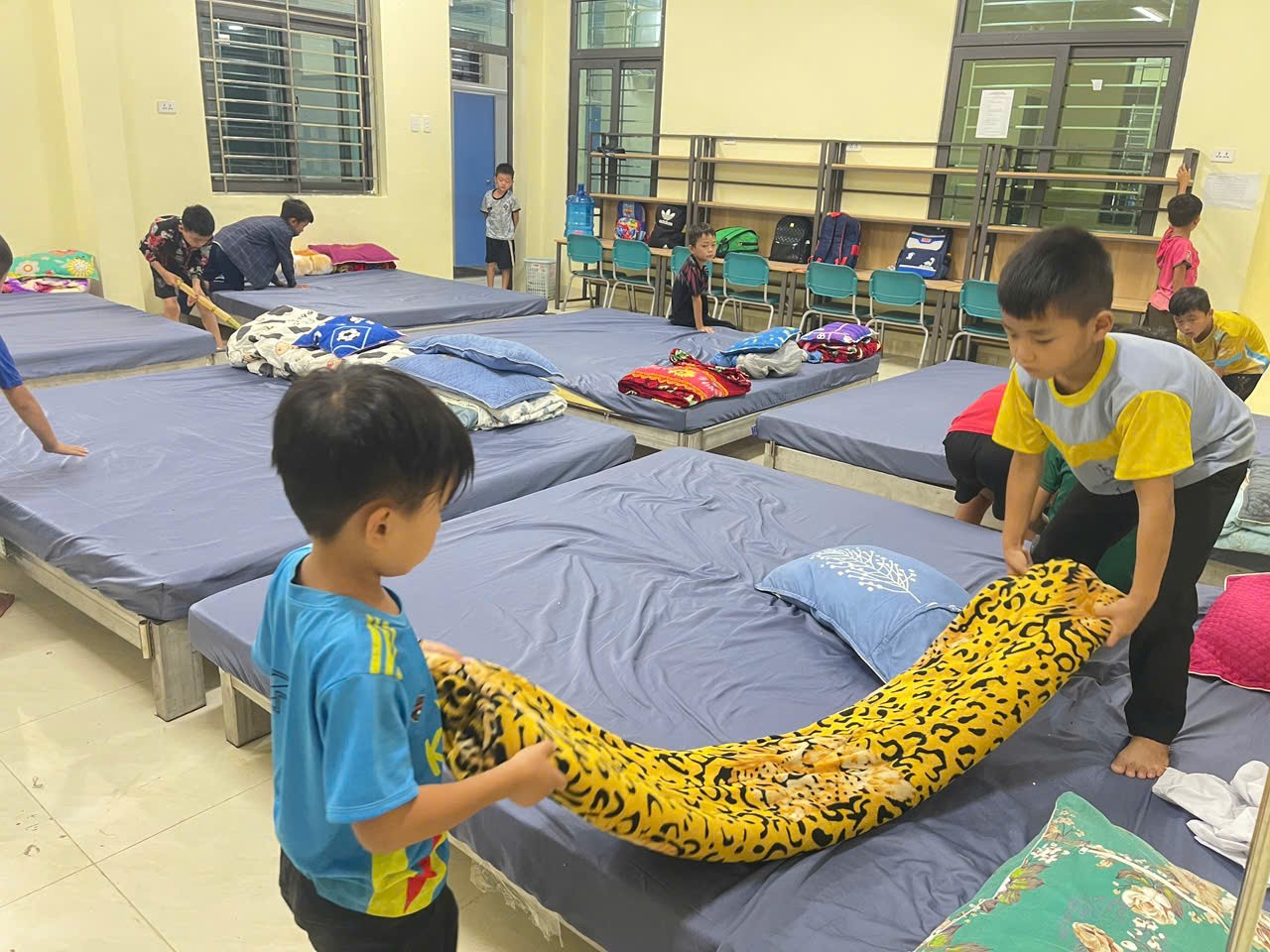 Trong tổng số 1.050 học sinh của Nhà trường, 860 em được bố trí ở nội trú và 190 em học bán trú. Cuộc sống tại ngôi trường mới đang từng bước đi vào nề nếp.