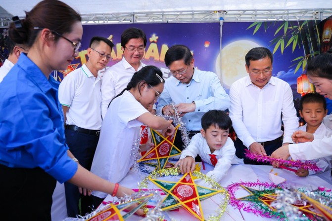 Đồng chí Trần Quang Dũng - Phó Bí thư Thường trực Đảng ủy PETROVIETNAM và các đại biểu  tham gia hoạt động vui chơi, trải nghiệm cùng các em học sinh
