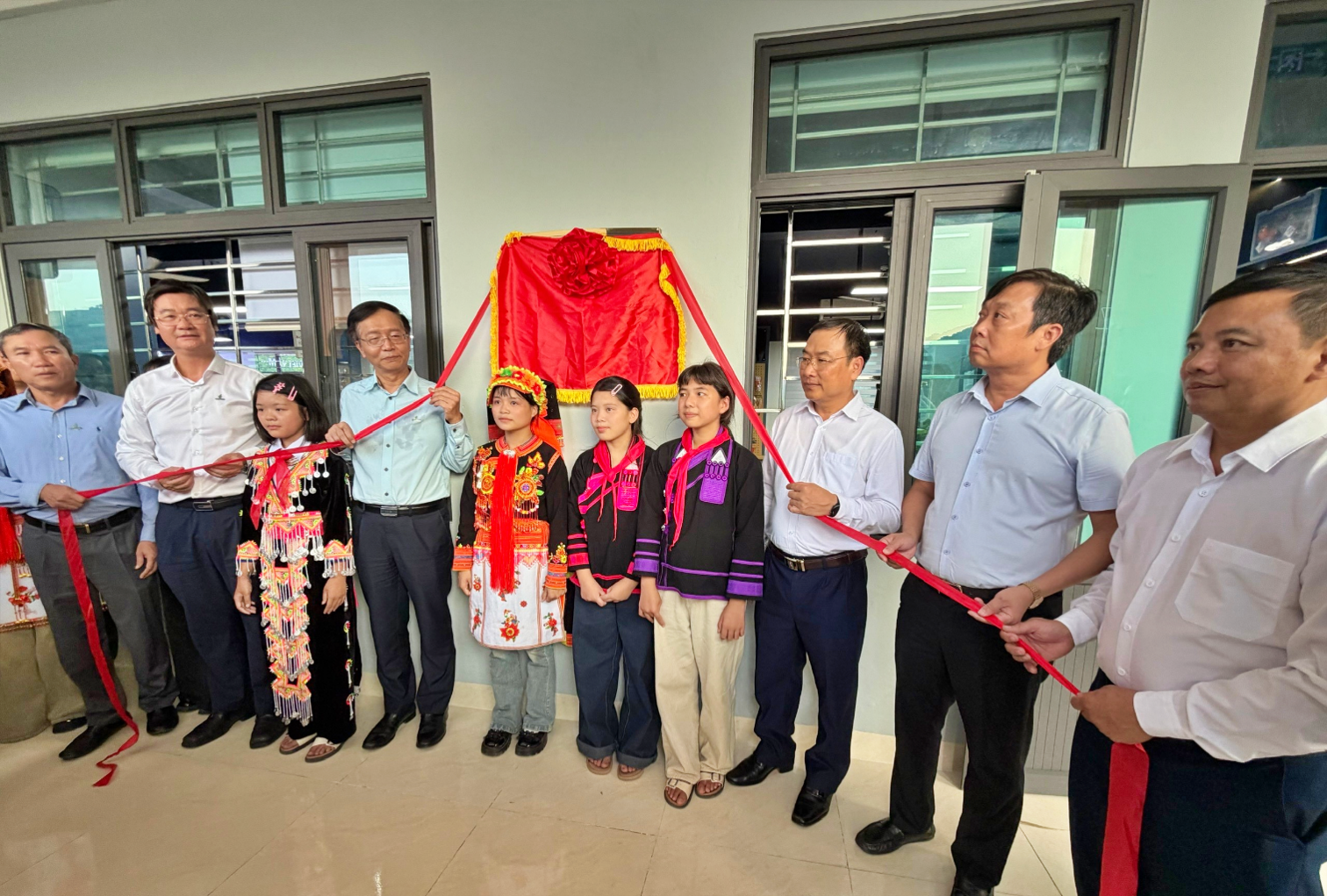 Đại diễn lãnh đạo PETROVIETNAM và tỉnh Lai Châu  đã trao tặng nhà trường những phần quà ý nghĩa