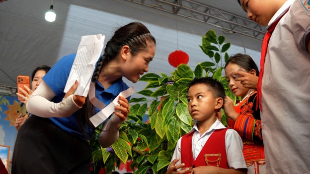 Mỗi gian hàng trở thành một điểm đến thú vị, nơi các em được vui chơi, thỏa sức sáng tạo, giao lưu và cùng nhau lưu giữ những kỷ niệm đẹp.