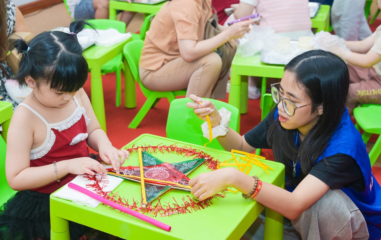Các em thiếu nhi cùng nhau làm đèn ông sao, một trong những hoạt động gắn với ký ức Trung thu truyền thống.
