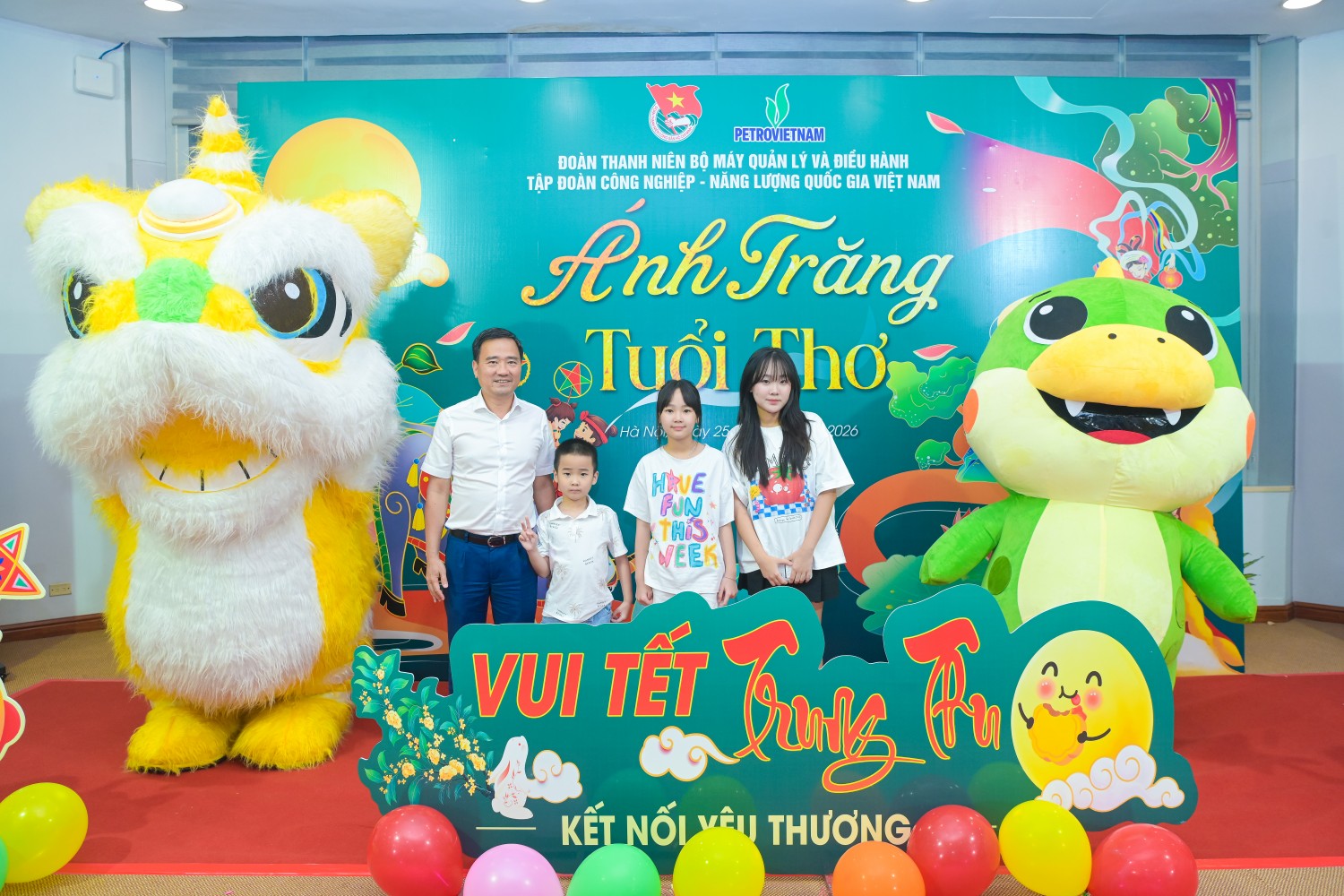 Các em thiếu nhi cùng gia đình check-in, lưu giữ những khoảnh khắc đáng nhớ tại chương trình “Ánh trăng tuổi thơ”.