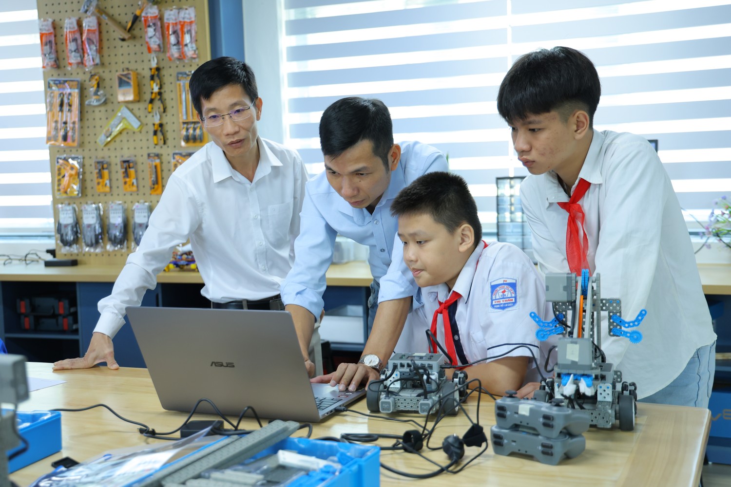 Thầy cô cùng các em học sinh Trường Phổ thông nội trú Tiểu học và Trung học cơ sở PETROVIETNAM - Phong Thổ say sưa với những trải nghiệm mới tại phòng STEM vừa được bàn giao.