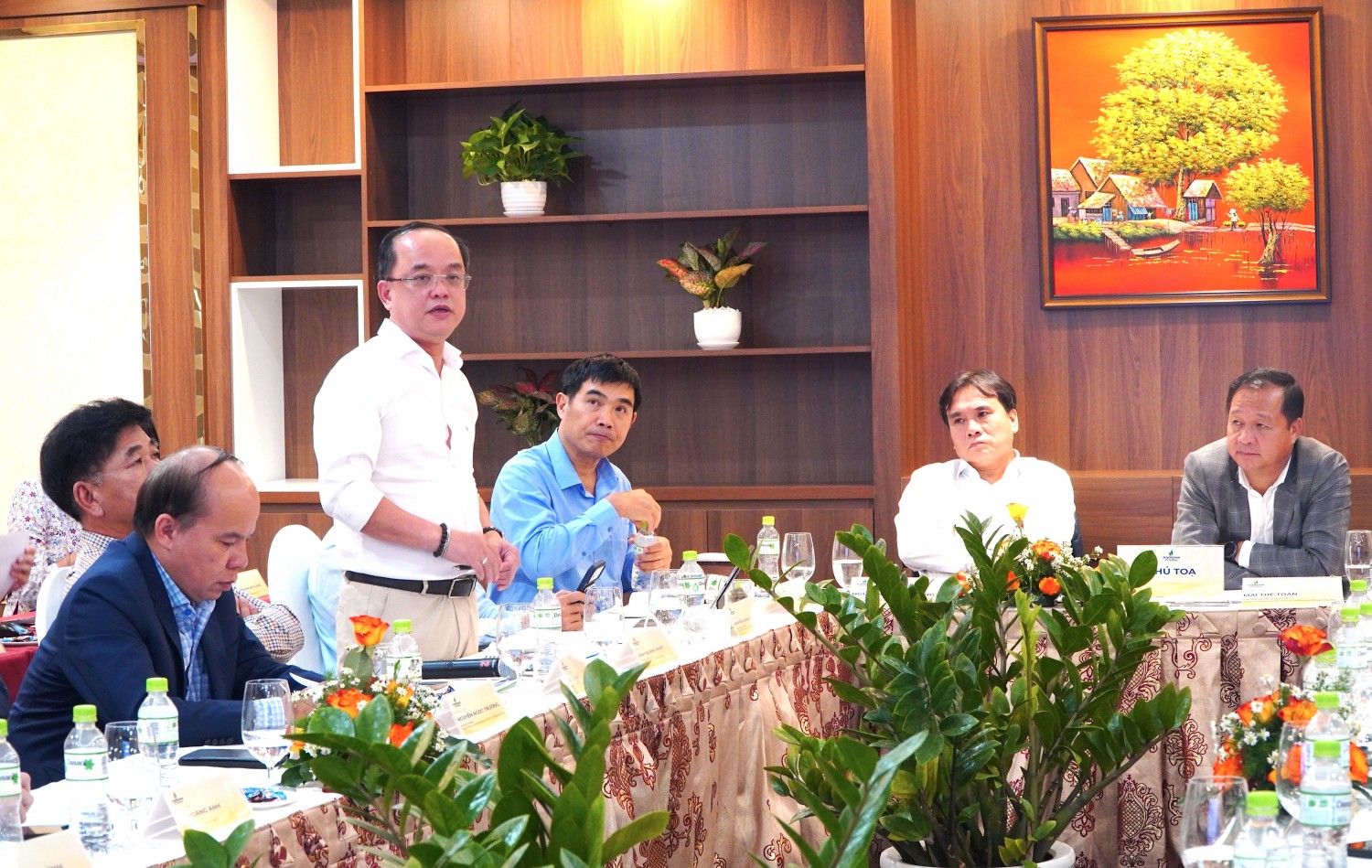 Đại biểu thảo luận tại hội nghị