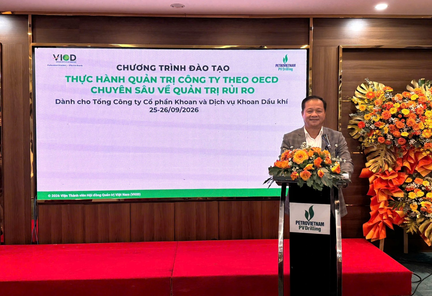Chủ tịch HĐQT PV Drilling Mai Thế Toàn phát biểu khai mạc chương trình đào tạo thực hành quản trị công ty theo OECD, sáng 25/9/2026