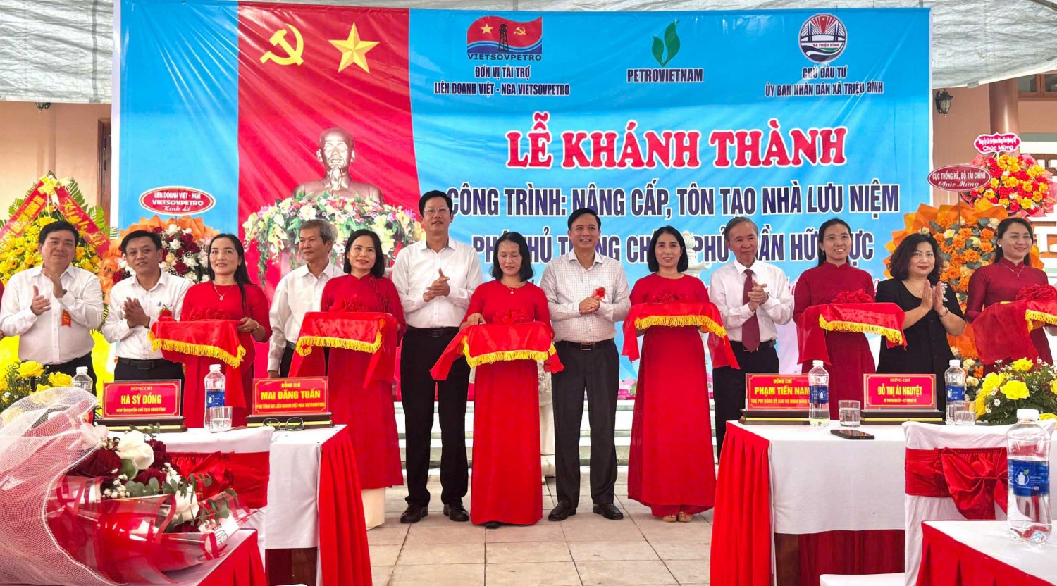 Đại diện chính quyền địa phương và nhà tài trợ thực hiện cắt băng khánh thành Nhà lưu niệm Phó Thủ tướng Chính phủ Trần Hữu Dực.