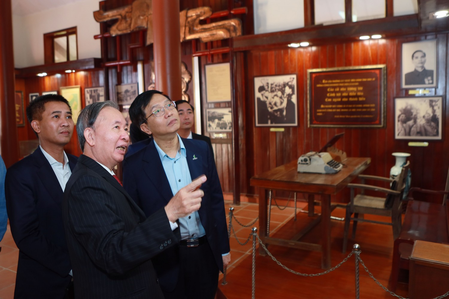 Đồng chí Trần Quang Dũng – Phó Bí thư Thường trực Đảng uỷ PETROVIETNAM cùng các đại biểu tham quan Nhà lưu niệm cố Phó Thủ tướng Trần Hữu Dực dịp Lễ khởi công dự án ngày 15/1/2026.