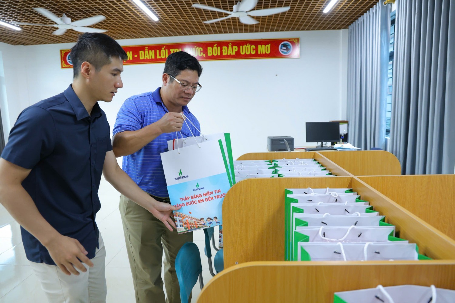 Người lao động PETROVIETNAM chung tay chuẩn bị các phần quà Trung thu cho học sinh Trường PETROVIETNAM - Phong Thổ.