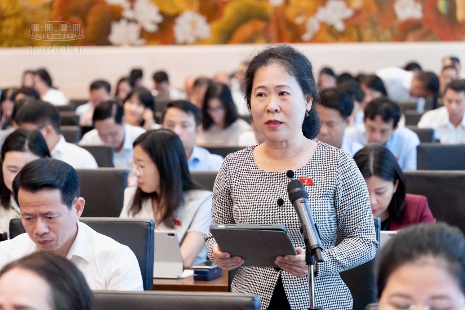 Phó trưởng Đoàn chuyên trách Đoàn ĐBQH TP Cần Thơ Tô Ái Vang: cần cơ chế đặc thù, cho phép cam kết tỷ lệ sản lượng điện bao tiêu tối thiểu dài hạn ở mức phù hợp.