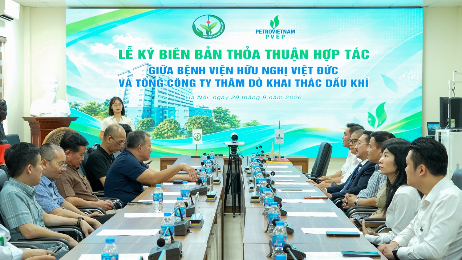Toàn cảnh lễ ký kết hợp tác giữa PVEP và Bệnh viện Hữu nghị Việt Đức.