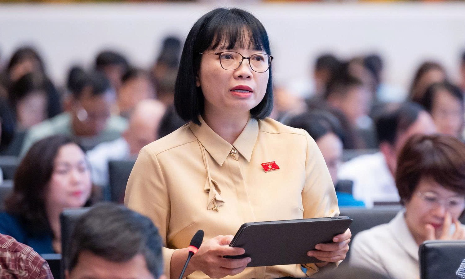 Đại biểu Nguyễn Thị Việt Nga (Đoàn ĐBQH TP Hải Phòng): việc điều chỉnh cơ chế giá cần đánh giá đầy đủ tác động đến các nhóm sử dụng điện, đồng thời có giải pháp phù hợp để bảo đảm an sinh.