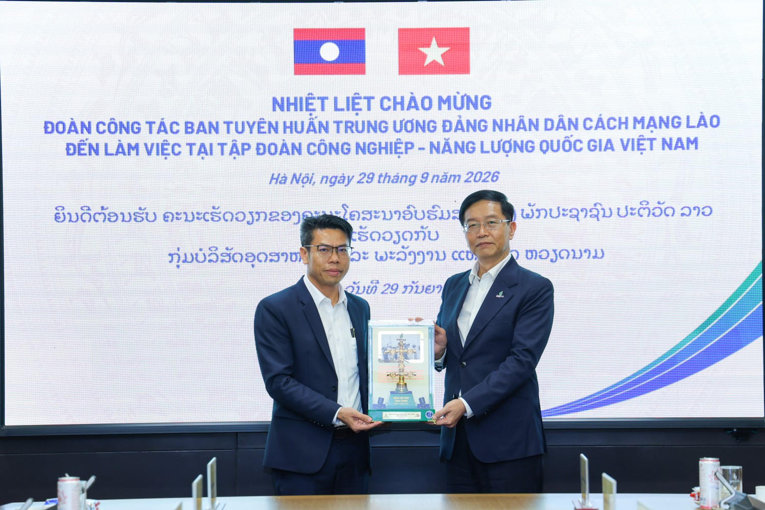 Đồng chí Trần Quang Dũng tặng mô hình 