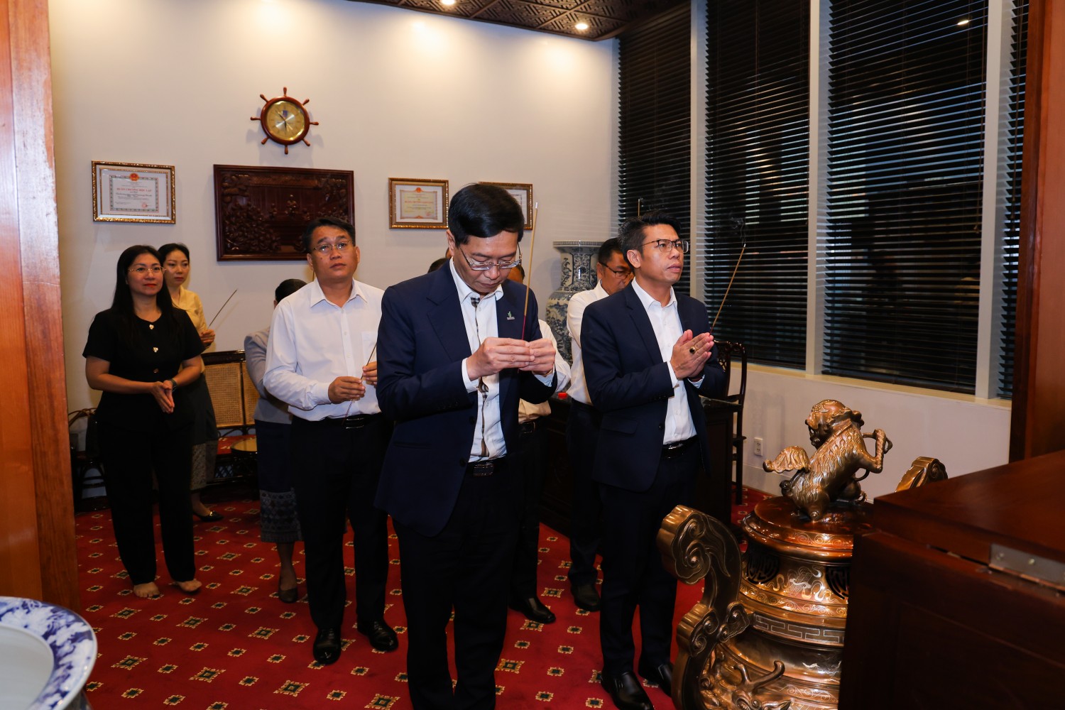 Các đại biểu tham dự buổi làm việc dâng hương tưởng niệm Chủ tịch Hồ Chí Minh.