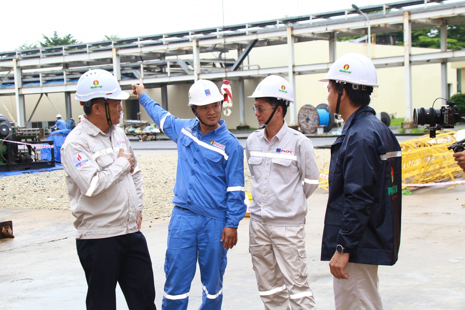 Ông Nguyễn Đắc Tuyên, Phó Giám đốc Chi nhánh PVCFC - Nhà máy Đạm Cà Mau (áo xanh) giới thiệu các hạng mục BDTT tại Nhà máy Đạm Cà Mau.