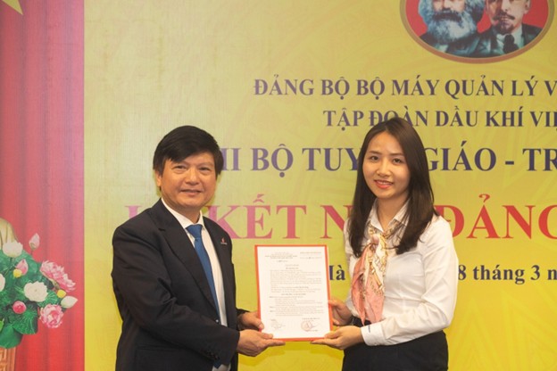 Chi bộ Tuyên giáo - Truyền thông Petrovietnam đã tổ chức lễ kết nạp đảng viên mới.