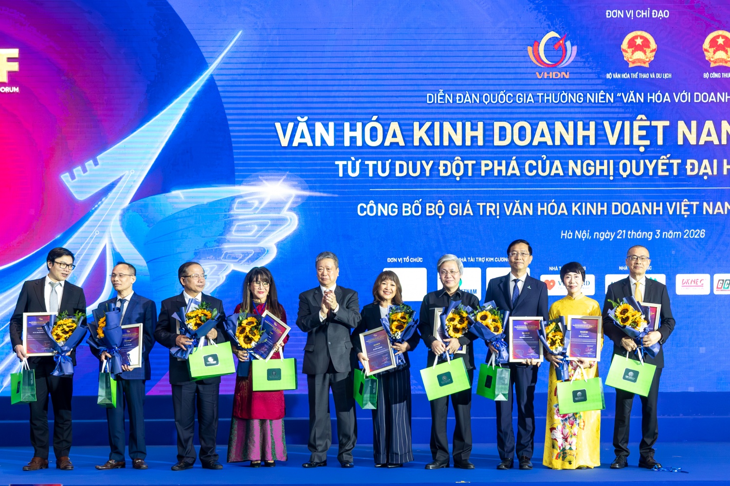 PETROVIETNAM vinh dự là một trong các doann nghiệp đạt danh hiệu các Doanh nghiệp Đạt chuẩn Văn hóa Kinh doanh Việt Nam năm 2021, đồng thời nhận khen thưởng các doanh nghiệp có thành tích xuất sắc hưởng ứng Cuộc vận động xây dựng văn hóa doanh nghiệp Việt Nam trong thời gian qua