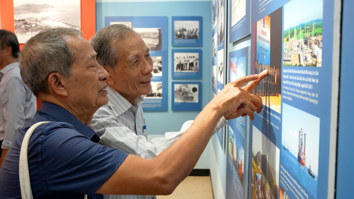 Các cán bộ hưu trí tham quan, tìm hiểu tư liệu, hình ảnh về chặng đường phát triển của ngành dầu khí tại Khu lưu niệm công trình dầu khí đầu tiên (Xã Đồng Châu, tỉnh Hưng Yên)