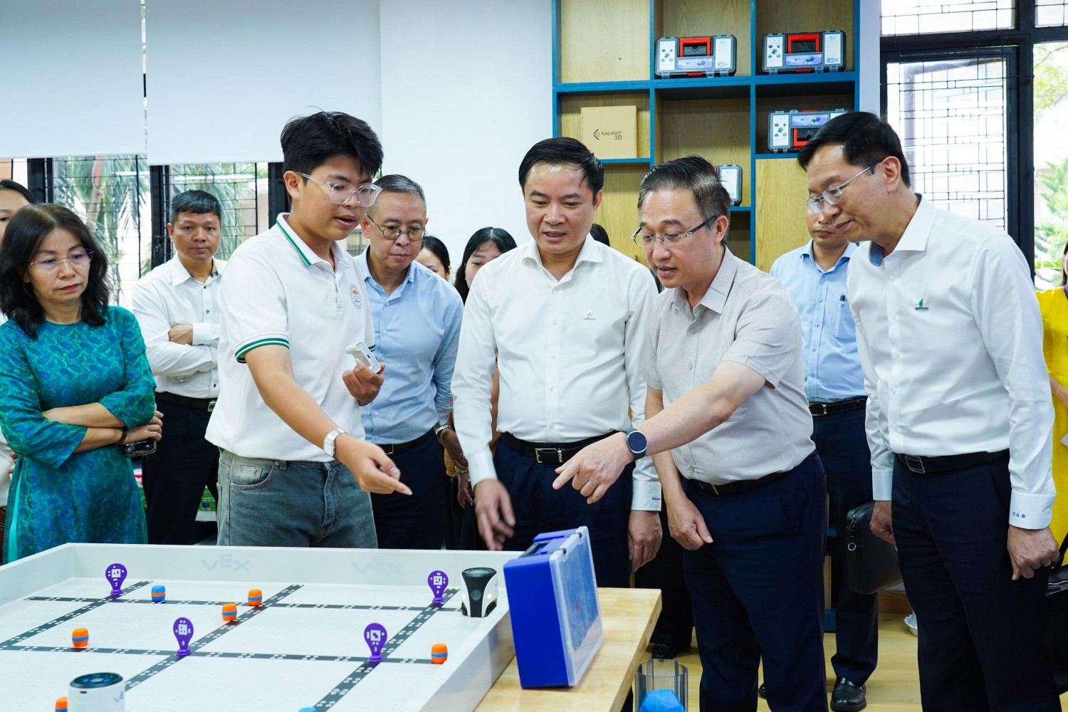 Ông Đặng Minh Thông - Phó Bí thư Thành ủy TP Hồ Chí Minh; ông Lê Ngọc Sơn - Bí thư Đảng ủy, Chủ tịch HĐTV PETROVIETNAM; ông Trần Quang Dũng - Phó Bí thư thường trực Đảng ủy PETROVIETNAM và các đại biểu nghe học sinh Trường THPT Châu Thành, TP Hồ Chí Minh giới thiệu về hoạt động tại phòng STEM.