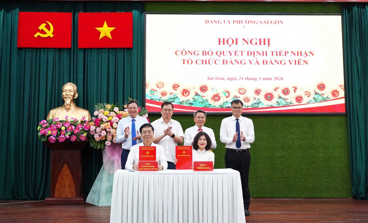Đồng chí Trần Quang Dũng - Phó Bí thư Thường trực Đảng ủy PETROVIETNAM ký biên bản bàn giao 9 tổ chức cơ sở đảng về Đảng ủy phường Sài Gòn.