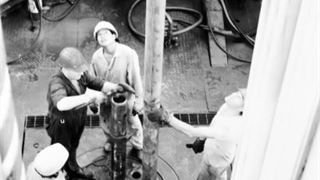 30 năm Ngày khai thác tấn dầu đầu tiên từ tầng đá móng (6/9/1988 - 6/9/2018): Vietsovpetro tìm thấy và khai thác dầu trong đá móng như thế nào?