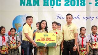 Đạm Cà Mau trao học bổng năm học mới cho học sinh vùng sâu vùng xa