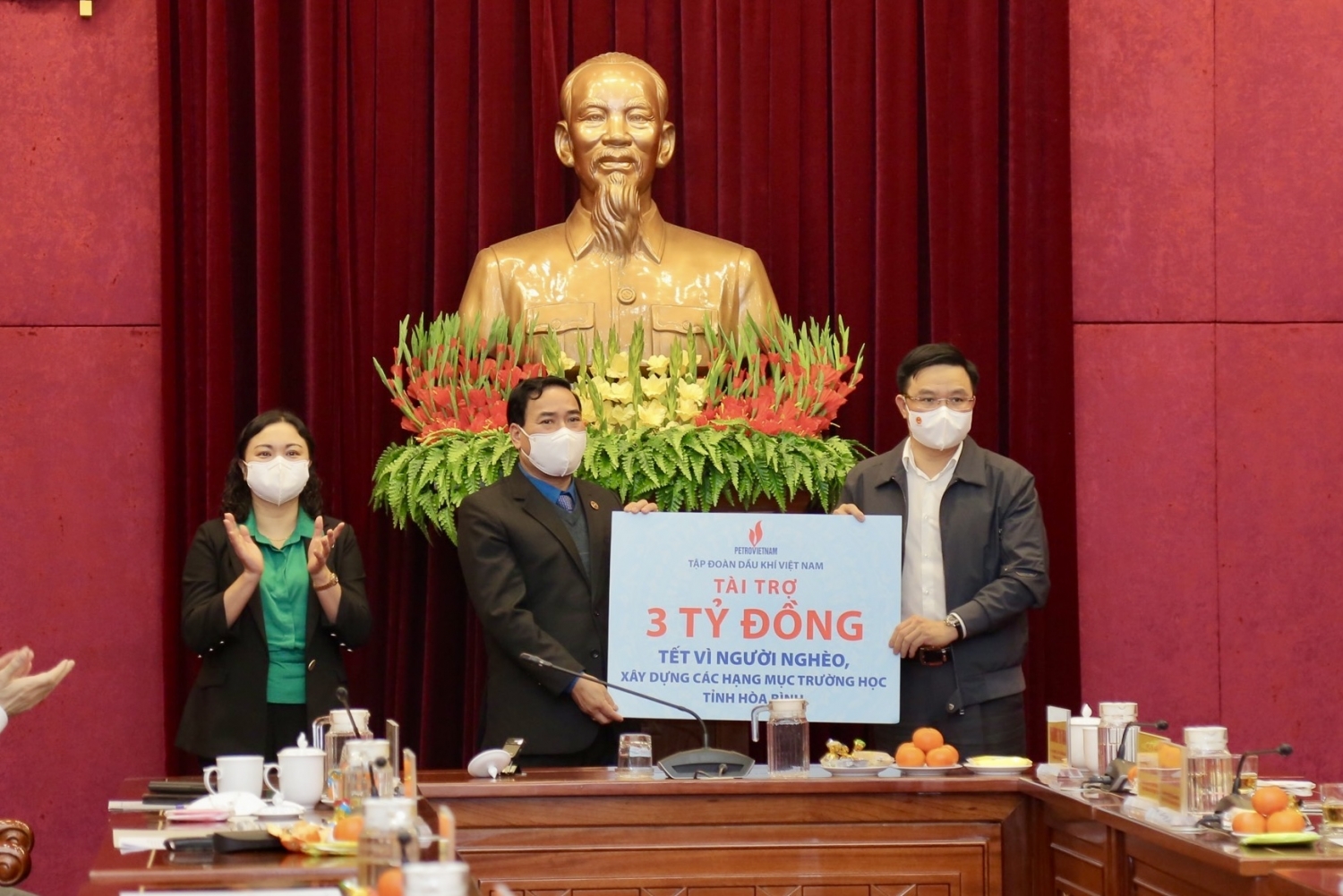 Tập đoàn Dầu khí Việt Nam trao tặng quà Tết cho đồng bào, nhân dân tỉnh Hoà Bình
