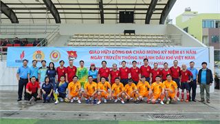 Lãnh đạo Tập đoàn và các đơn vị thành viên giao hữu bóng đá nhân kỷ niệm Ngày truyền thống ngành Dầu khí Việt Nam