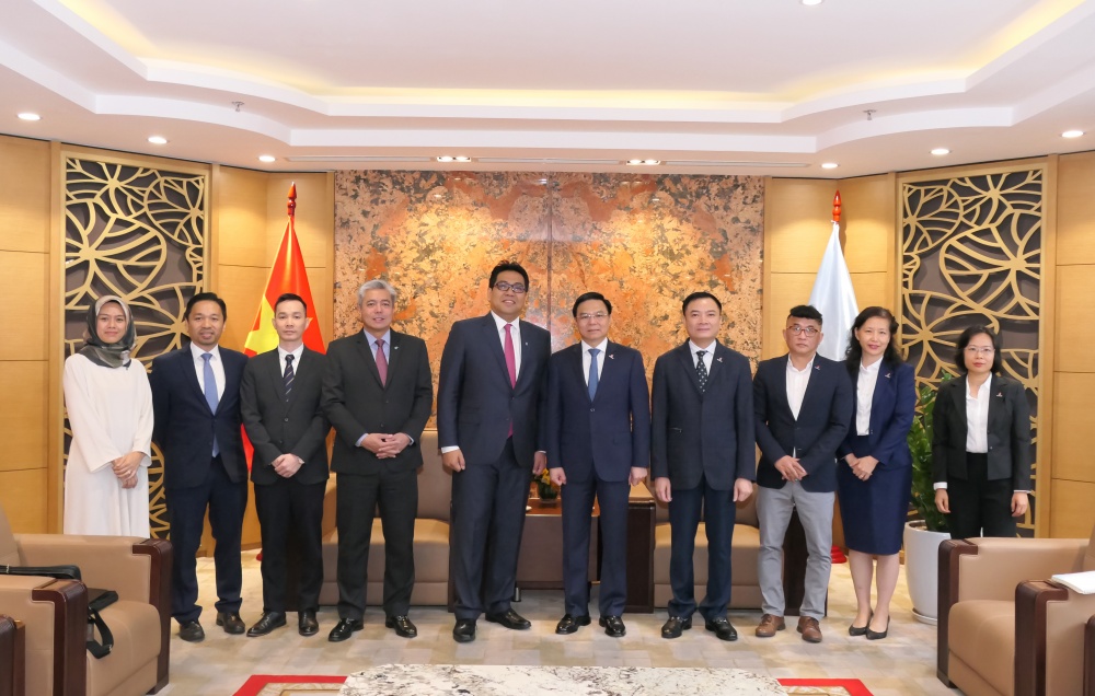 Petrovietnam President and CEO Le Manh Hung receives Petronas President and CEO