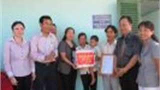 Phó Chủ tịch Tổng Liên đoàn Lao động Việt Nam Nguyễn Thị Thu Hồng thăm và tặng quà công nhân lao động