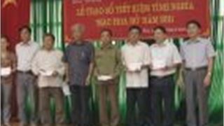 Trao sổ tiết kiệm “Màu hoa đỏ” tại Thanh Hóa và Thái Bình