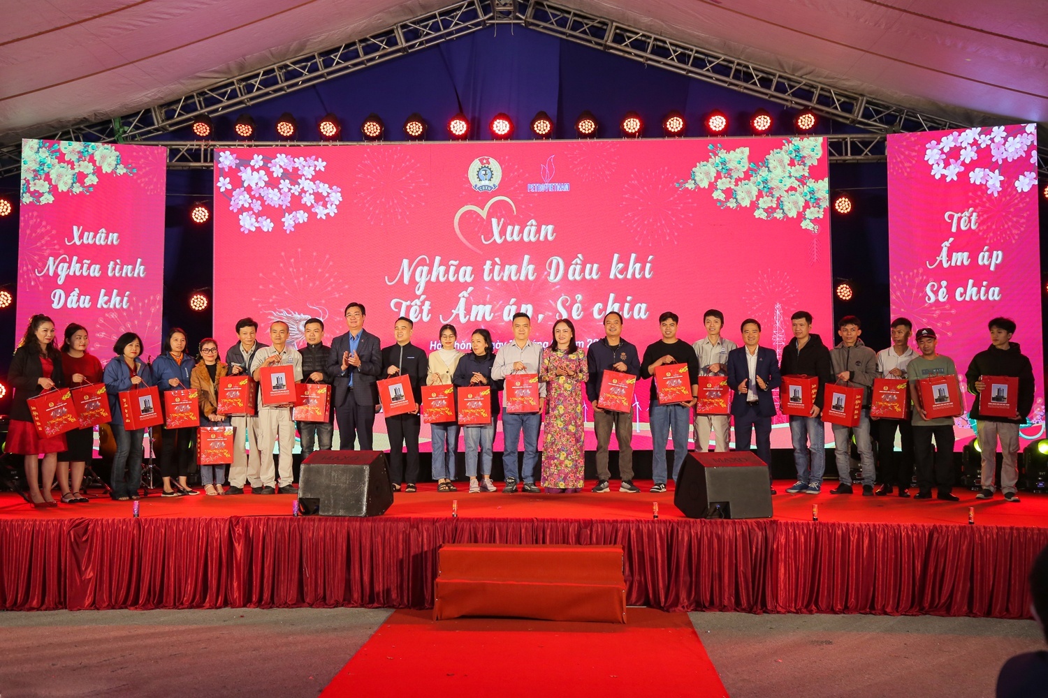 Công đoàn Dầu khí Việt Nam trao quà Tết cho người lao động dầu khí Hải Phòng trong chương trình Tăng cường chăm lo cho đoàn viên, người lao động Dầu khí nhân dịp Tết Nguyên đán Ất Tỵ 2025