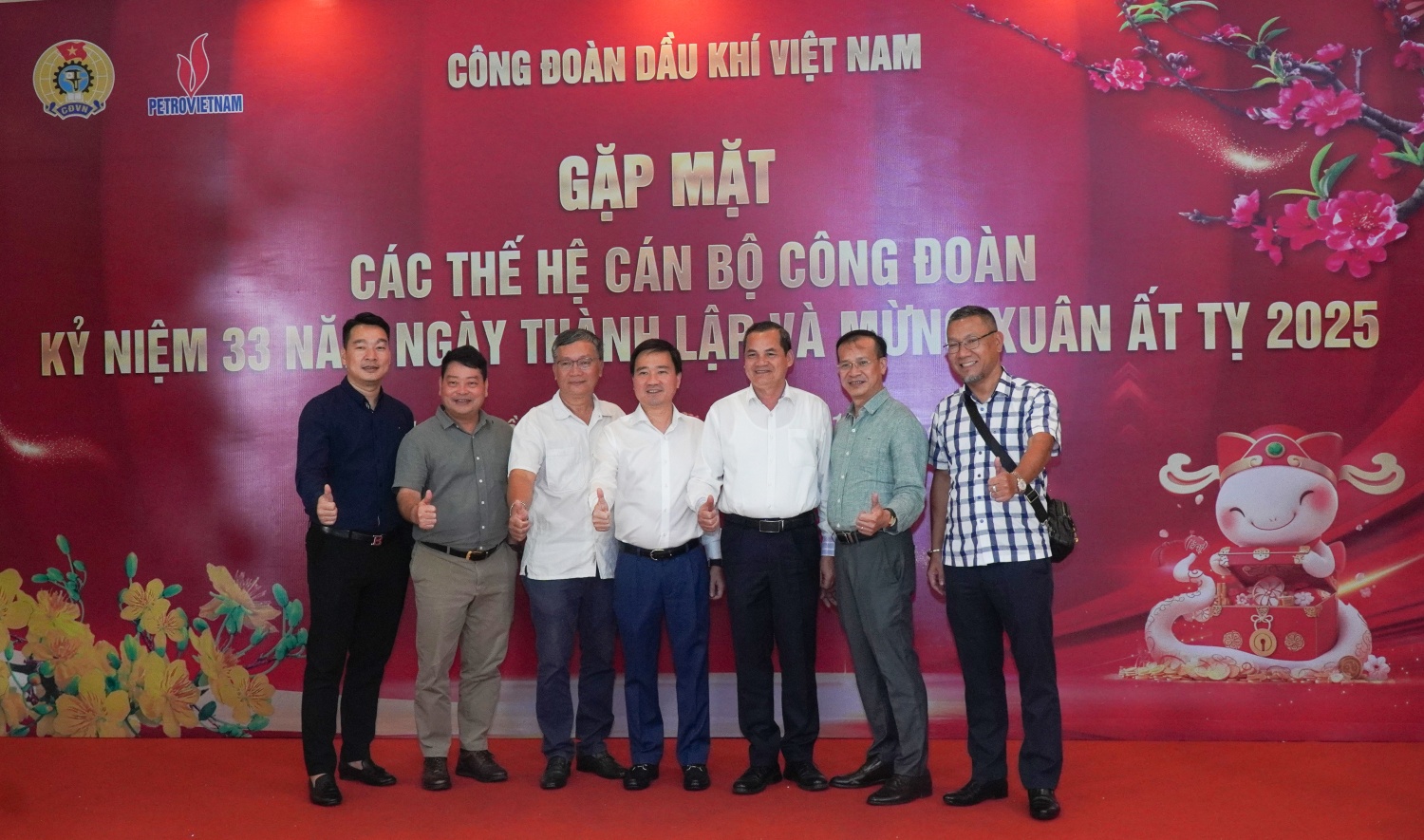 Kỷ niệm 33 năm Ngày thành lập CĐ DKVN: Cuộc gặp mặt xúc động và ý nghĩa của các thế hệ cán bộ công đoàn Kỷ niệm 33 năm Ngày thành lập CĐ DKVN: Cuộc gặp mặt xúc động và ý nghĩa của các thế hệ cán bộ công đoàn