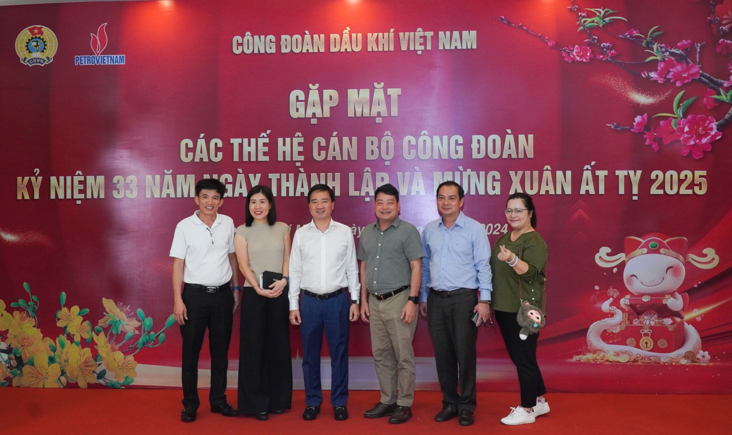 Kỷ niệm 33 năm Ngày thành lập CĐ DKVN: Cuộc gặp mặt xúc động và ý nghĩa của các thế hệ cán bộ công đoàn Kỷ niệm 33 năm Ngày thành lập CĐ DKVN: Cuộc gặp mặt xúc động và ý nghĩa của các thế hệ cán bộ công đoàn
