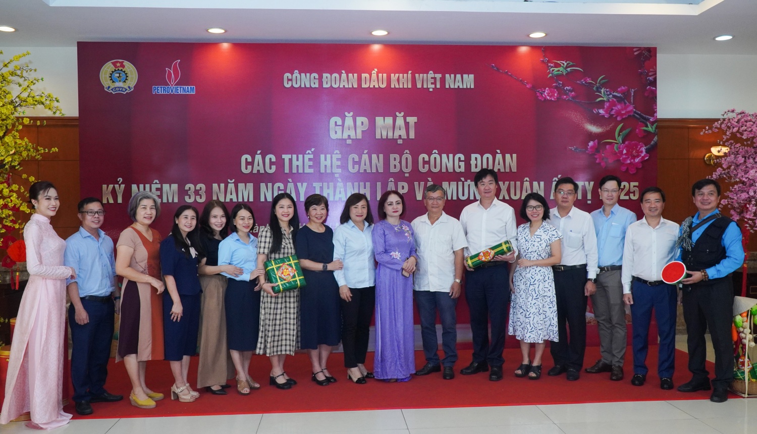 Kỷ niệm 33 năm Ngày thành lập CĐ DKVN: Cuộc gặp mặt xúc động và ý nghĩa của các thế hệ cán bộ công đoàn Kỷ niệm 33 năm Ngày thành lập CĐ DKVN: Cuộc gặp mặt xúc động và ý nghĩa của các thế hệ cán bộ công đoàn