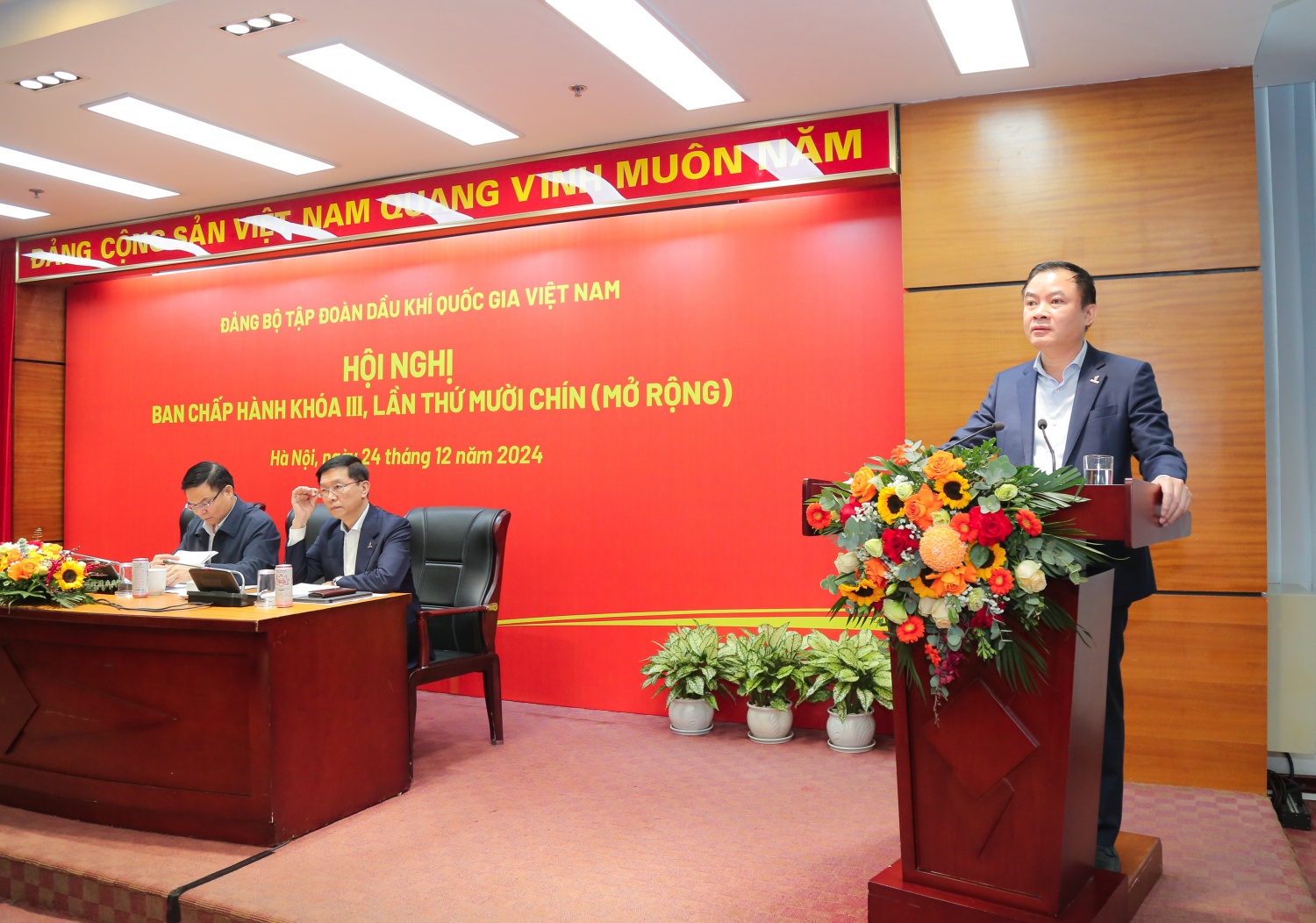 Quyết liệt triển khai các động lực mới, tạo ra chuyển biến lớn để trở thành Tập đoàn Công nghiệp Năng lượng Quốc gia Quyết liệt triển khai các động lực mới, tạo ra chuyển biến lớn để hiện thực hóa mục tiêu Petrovietnam - Tập đoàn Công nghiệp Năng lượng Quốc gia