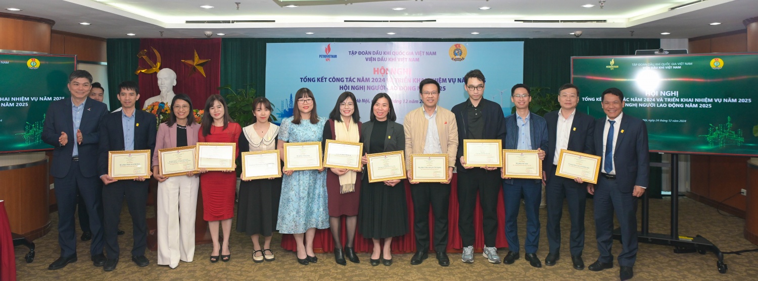 Đại diện các Ban ,Văn phòng, Trung tâm, Bộ phận thuộc VPI khu vực phía Bắc nhận bằng khen của Viện trưởng Viện Dầu khí Việt Nam