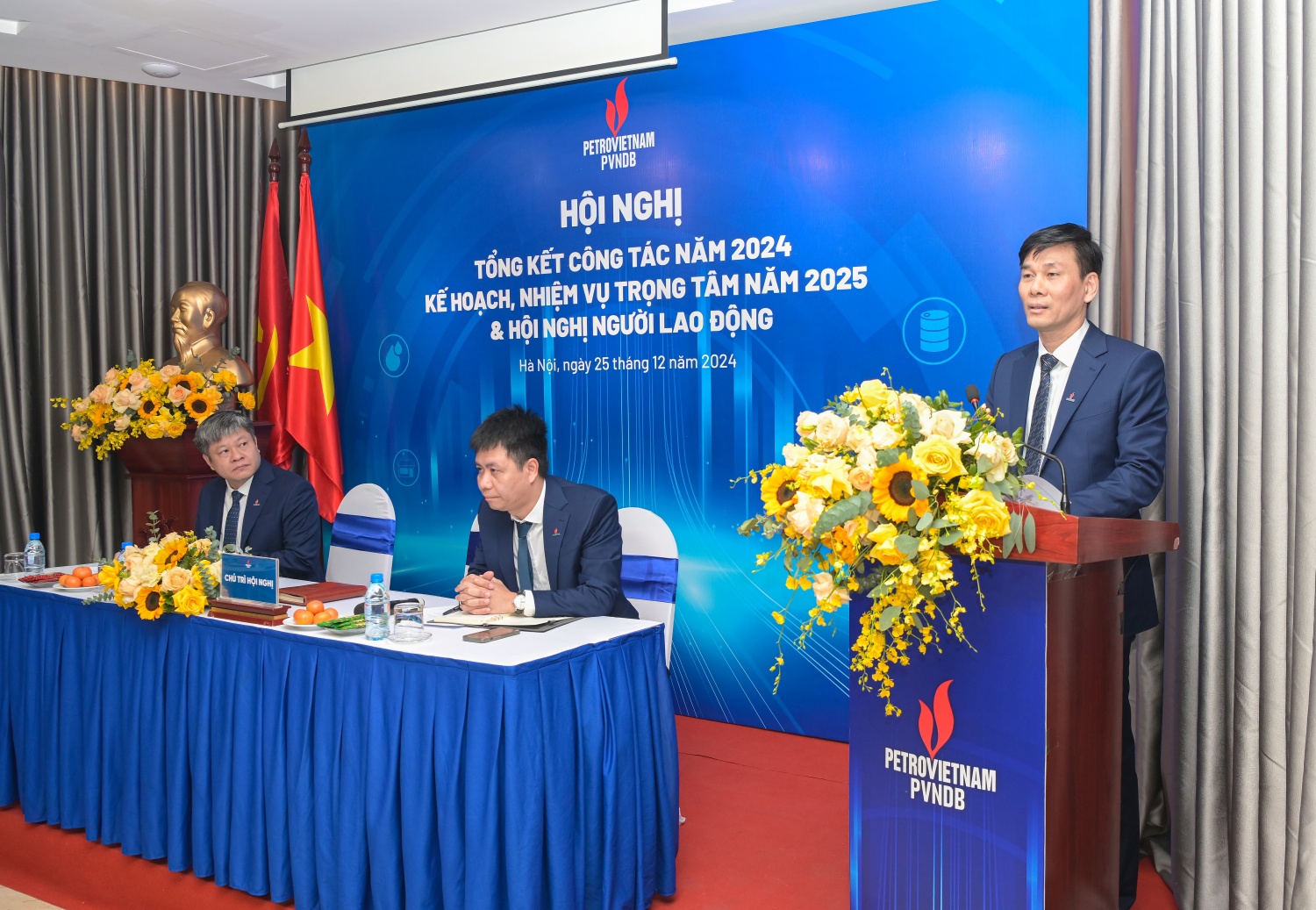 Ông Nguyễn Duyên Cường – Bí thư Chi bộ, Giám đốc PVNDB báo cáo tại Hội nghị