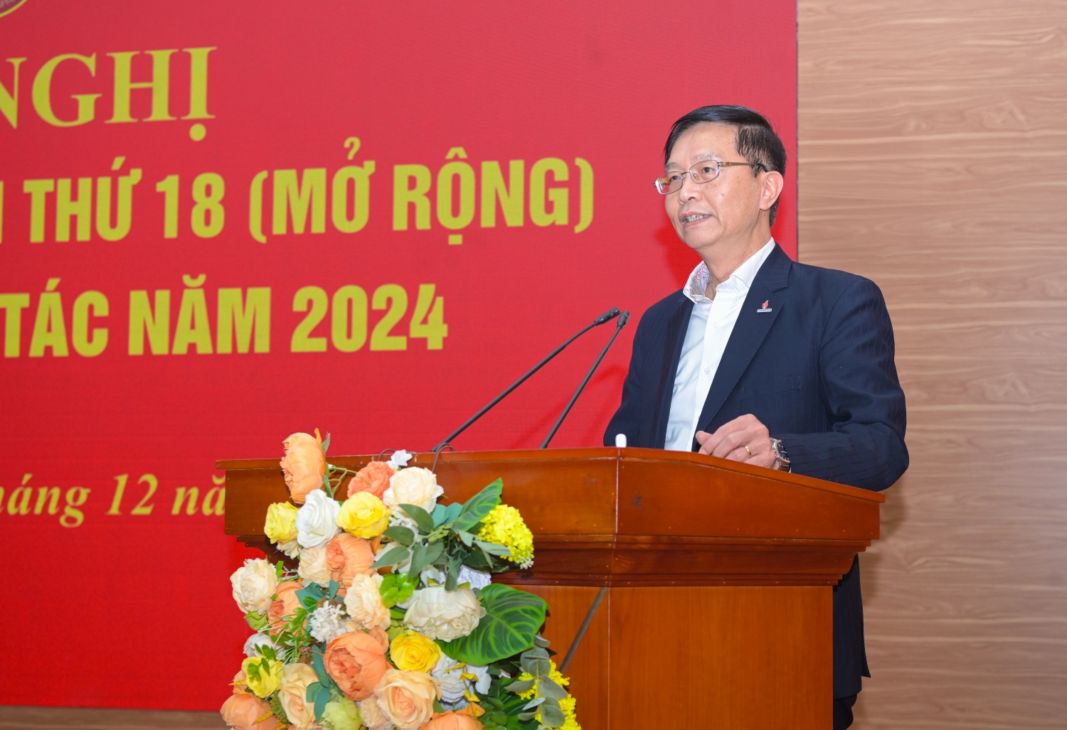 Đồng chí Trần Quang Dũng, Phó Bí thư Thường trực Đảng ủy Tập đoàn phát biểu tham luận tại Hội nghị