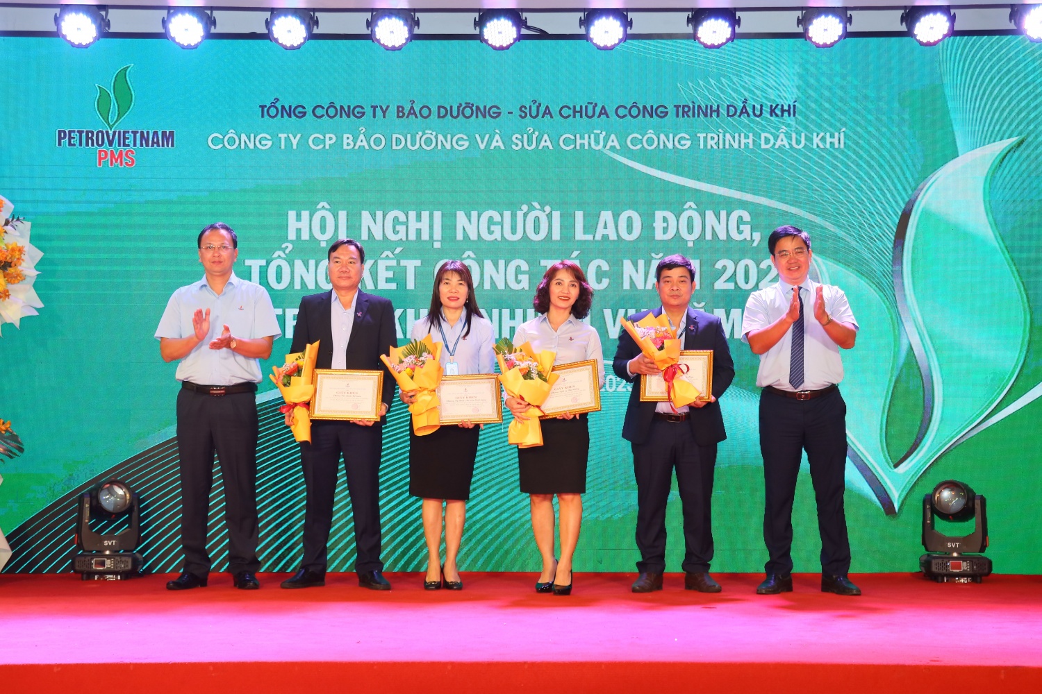 Ban lãnh đạo PVMR trao tặng bằng khen cho các tập thể lao động xuất sắc của PMS. Ban lãnh đạo PVMR trao tặng bằng khen cho các tập thể lao động xuất sắc của PMS.