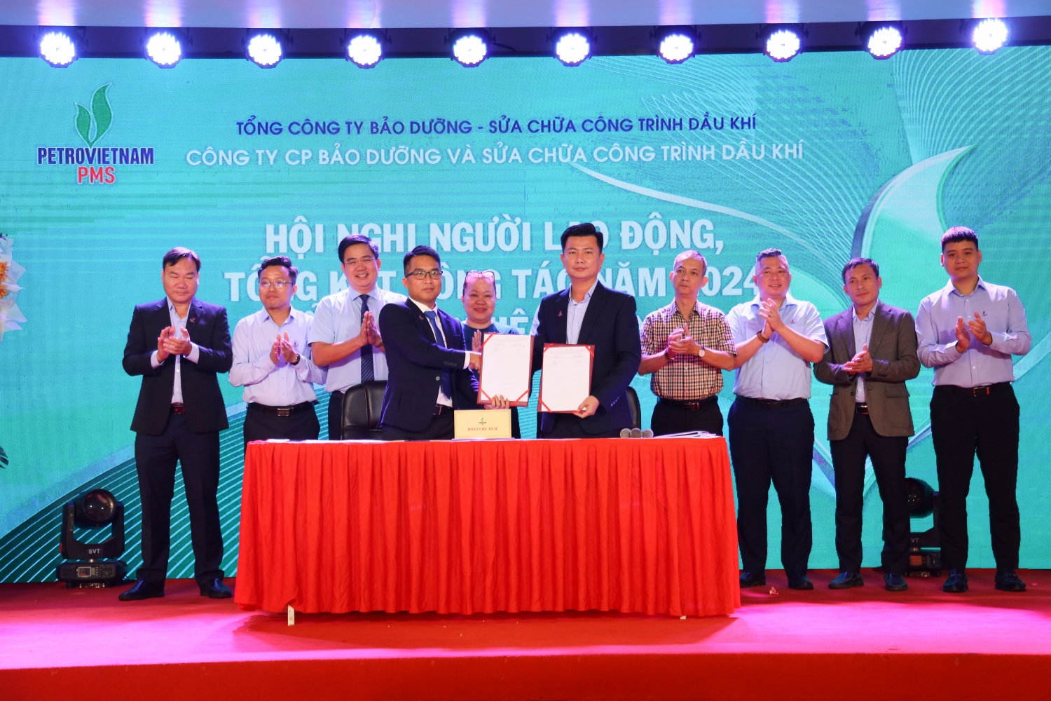 Đại diện Công ty và Công đoàn ký kết thỏa ước lao động tập thể. Đại diện Công ty và Công đoàn ký kết thỏa ước lao động tập thể.